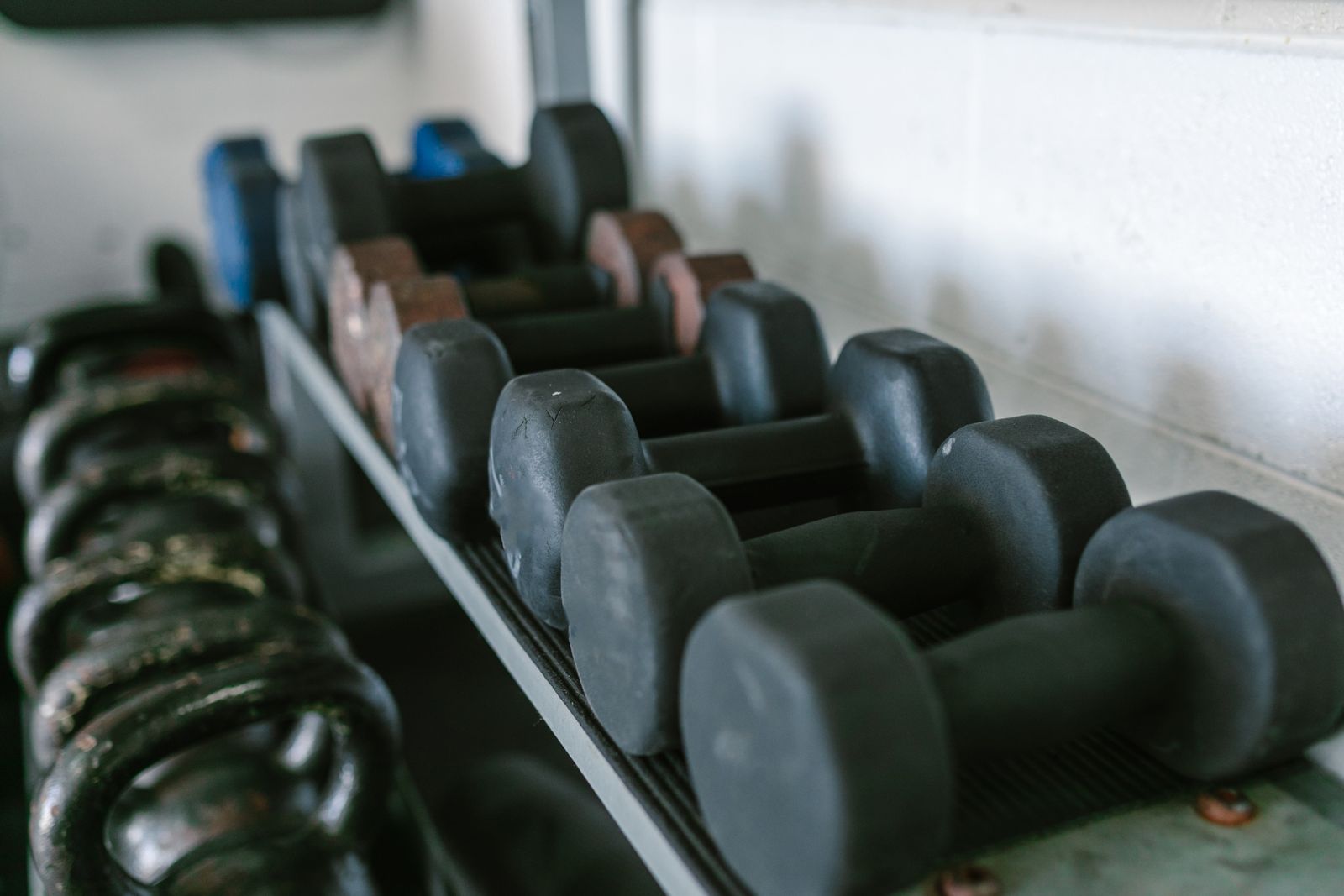 Haltères, élastiques, kettlebells : le comparatif